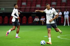 他的背后还 他的背后还